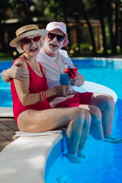 Відпустка чоловіка і жінки, які проводять відпустку біля басейну — стокове фото