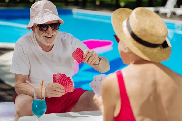 Gülen sakallı emekli adam karısıyla kart oyunu kazanma — Stok fotoğraf