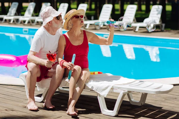 Couple de drôle heureux retraité homme et femme se refroidissant sous le soleil — Photo