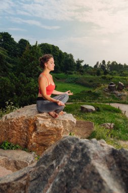 Genç ve özgür kadın meditasyon sırasında mutlu hissediyor
