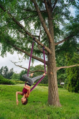 Çekici kadın karmaşık sinek yoga poz gerçekleştirmek uygun