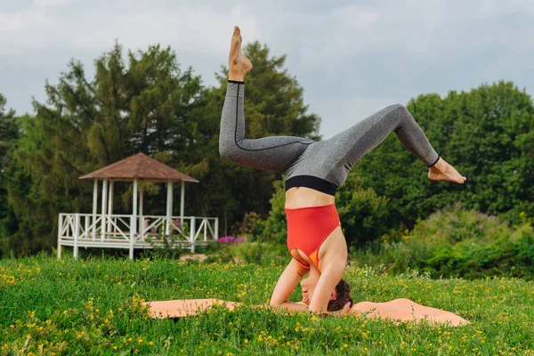 Mujer estirando su cuerpo mientras hace ejercicios matutinos — Foto de Stock