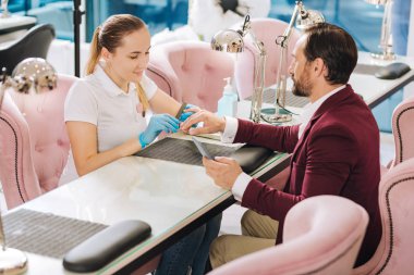 Polisaj elde odaklı olgun adam çivi