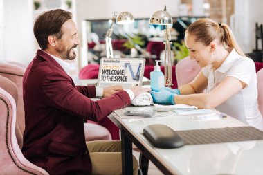 Çalışkan kadın manikür çivi şekle dosyalama