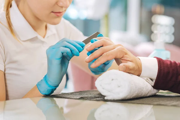 Las manos femeninas cortar las uñas — Foto de Stock