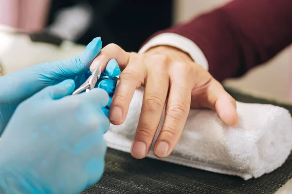 Kvinna händer bli av nagelband — Stockfoto