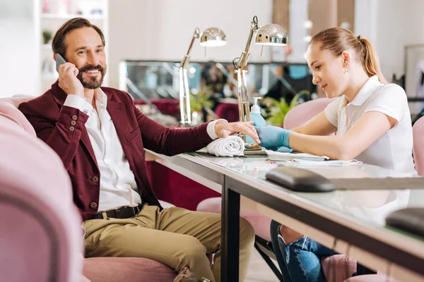 Hermosa manicura femenina suavizando la piel masculina — Foto de Stock