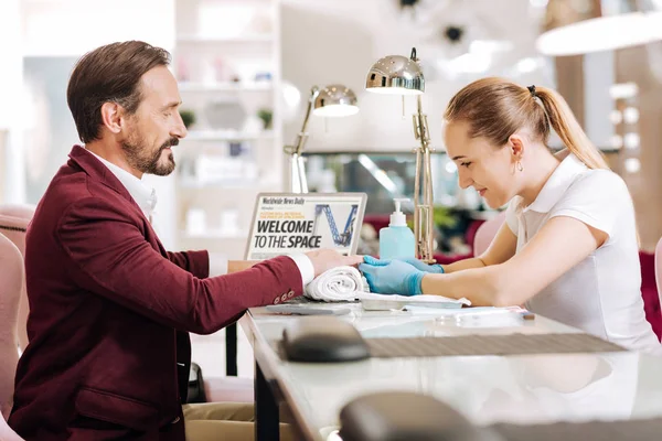 Manicura femenina profesional que aplica la eliminación de cutículas — Foto de Stock