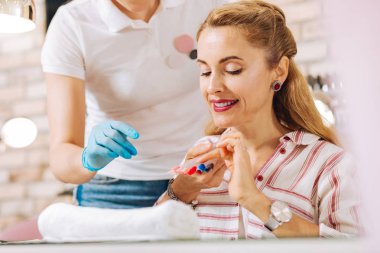 Oje seçimi sevindim Olgun kadın