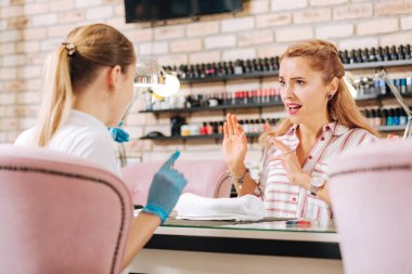 Pervasız kadın manikürcü kesme istemci