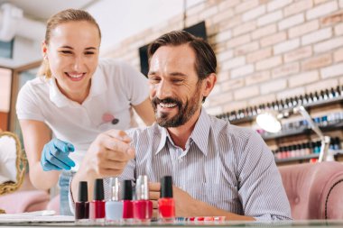 İyimser kadın manikürcü adam alay