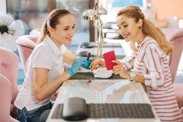 Jolly mujer madura compartiendo diseño — Foto de Stock