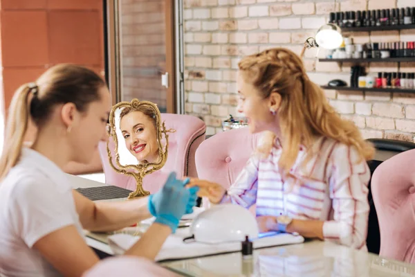 Mujer madura alegre saboreando manicura — Foto de Stock