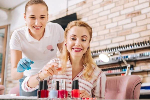 Mujer madura feliz tomando esmalte de uñas — Foto de Stock