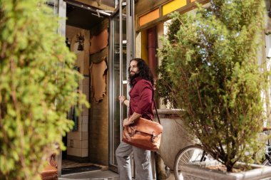 Gülümseyen neşeli pozitif adam