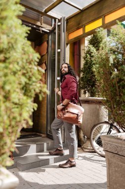 Kapının yanında duran memnun iyi adam