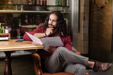 Düşünceli yakışıklı adam yemek seçme