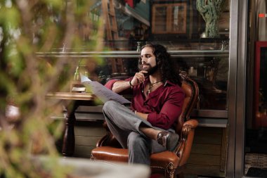 Çenesini tutan güzel yakışıklı