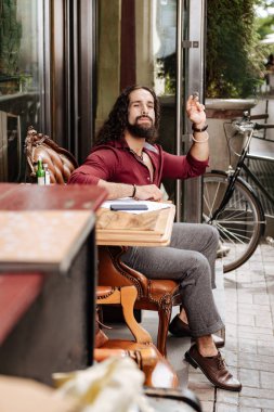 Bir garson için bekleyen memnun yakışıklı adam