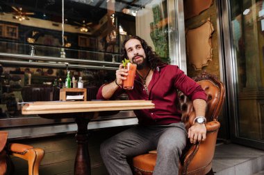 Neşeli iyi adam büyük bir ruh halinde olmak