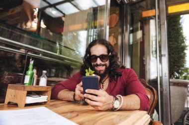 Neşeli pozitif adam onun Gadget'ı kullanma