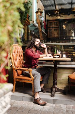 Yaratıcı fikirler için hoş bir adam