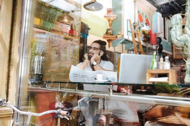 Güzel memnun adam penceresinin içine bakan