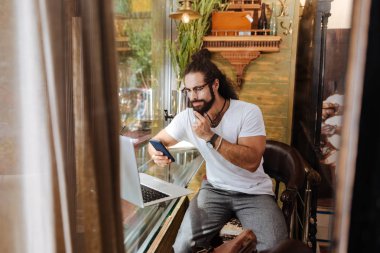 Kafede olmak ciddi akıllı adam