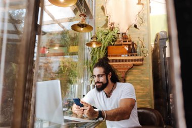 Güzel hoş adam mesajları kontrol