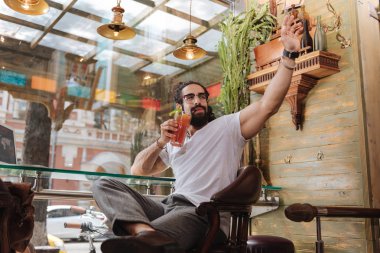 Onun elini tuttuğunu güzel yakışıklı adam