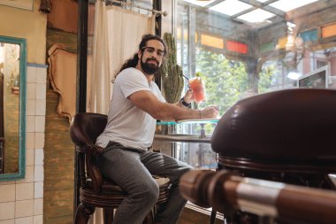 Bir kokteyl sahip neşeli iyi adam