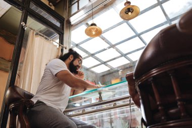 Akıllı güzel adam Not almak