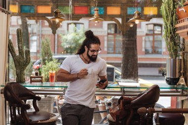 Bir fincan tutarak emin ciddi adam