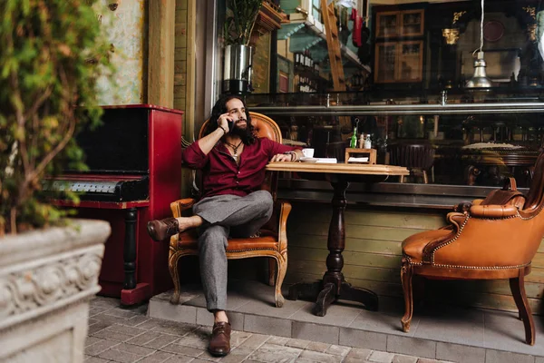 Agradável bom homem descansando no café — Fotografia de Stock