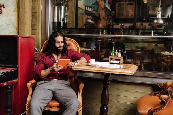 Homem bonito inteligente usando tecnologia moderna — Fotografia de Stock