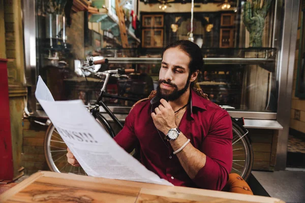 Pensativo homem elegante lendo notícias — Fotografia de Stock