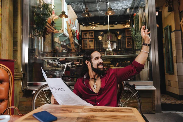 Homem positivo alegre segurando um jornal — Fotografia de Stock