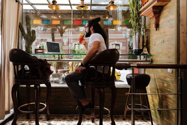 Slimme bebaarde man werken vanuit het café — Stockfoto