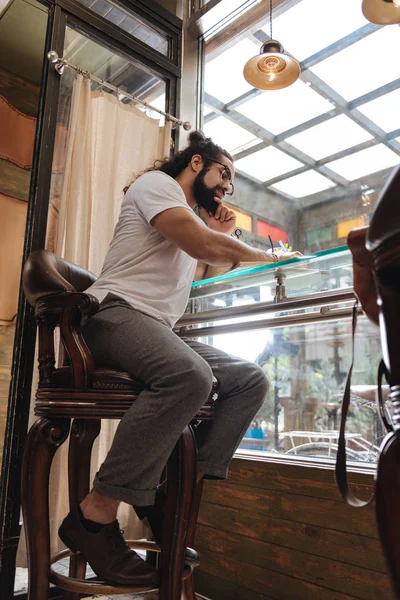 Sandalyede oturan akıllı sakallı adam — Stok fotoğraf