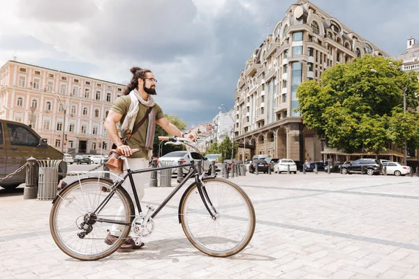 Homme barbu intelligent utilisant un vélo — Photo