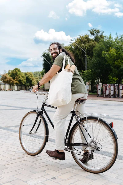 Miły człowiek szczęśliwy jazda rower w mieście — Zdjęcie stockowe