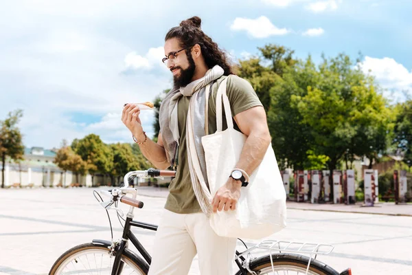 Pozytywny człowiek radosny stojący w pobliżu jego rower — Zdjęcie stockowe