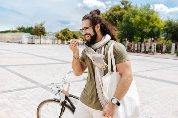 Feliz homem faminto olhando para o eclair — Fotografia de Stock