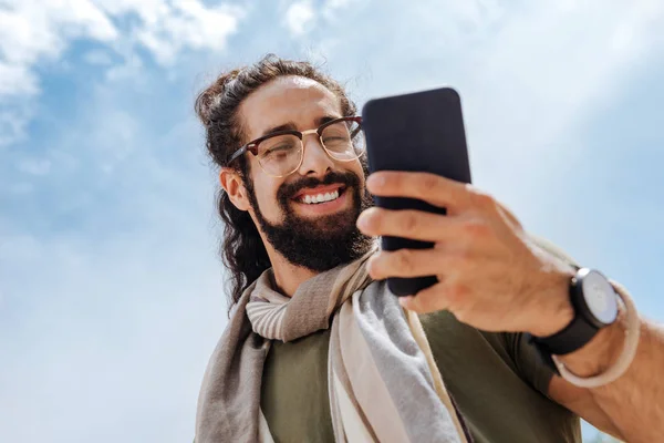Neşeli sakallı adam cihazını kullanarak — Stok fotoğraf