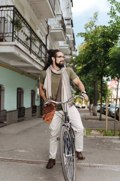 Przyjemny, miły człowiek, za pomocą roweru — Zdjęcie stockowe