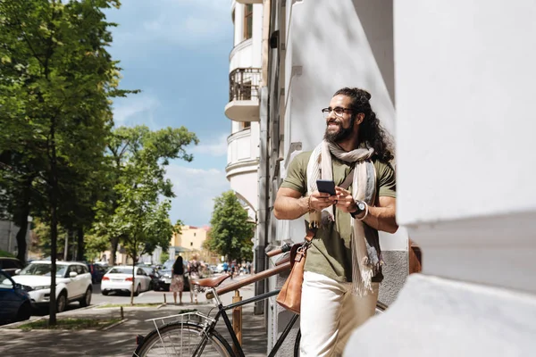 Pozytywny człowiek radosny, patrząc na ulicy — Zdjęcie stockowe