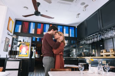 Güzel bir çift koklaşmaya çekici