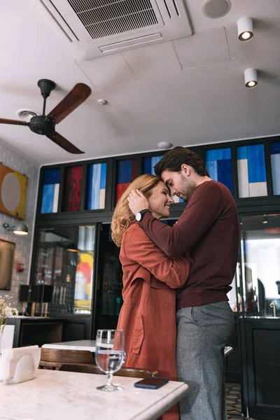 Nachdenkliches Liebespaar beim Date — Stockfoto