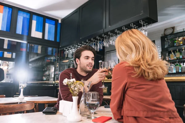 Mooie vrolijke paar rinkelende glazen — Stockfoto