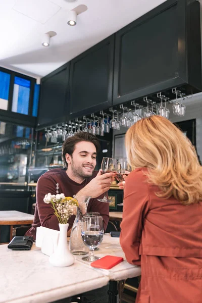 Uitbundige romantisch paar vieren verjaardag — Stockfoto